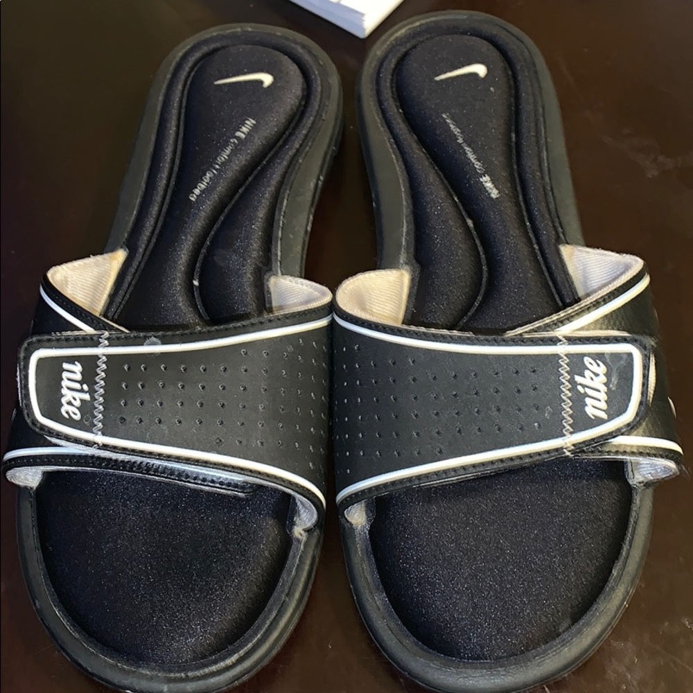 Nike Slippers - Picture 3 of 3